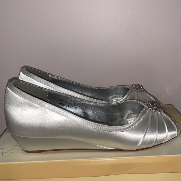 Michaelangelo White Kesley dyeable -David Bridal size 10 - Picture 2 of 3